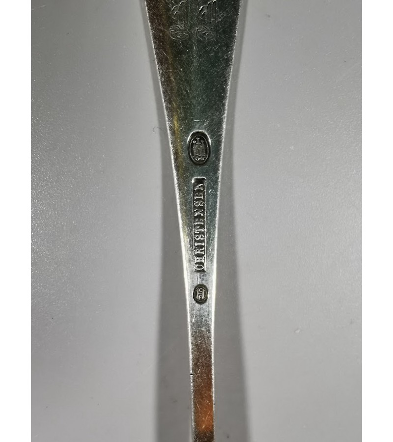 Šaukštai sidabriniai, antikvariniai, vienodos formos ir ilgio (22 cm.). Svoris 60 ir 75 gr. Kaina 88 ir 98.