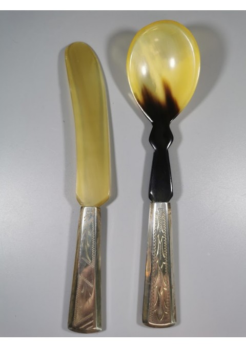 Stalo įrankiai tarpukario laikų: šaukštas ir peilis. Rankenos sidabrinės, 835. Bakelitas. Svoris 44 g. Kaina 32 už abu.