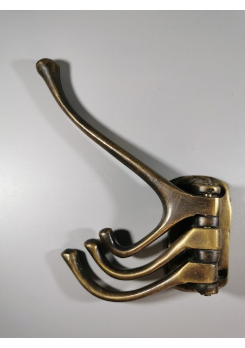 Kabykla bronzinė, 4 šakų, kryptinė. Kaina 38