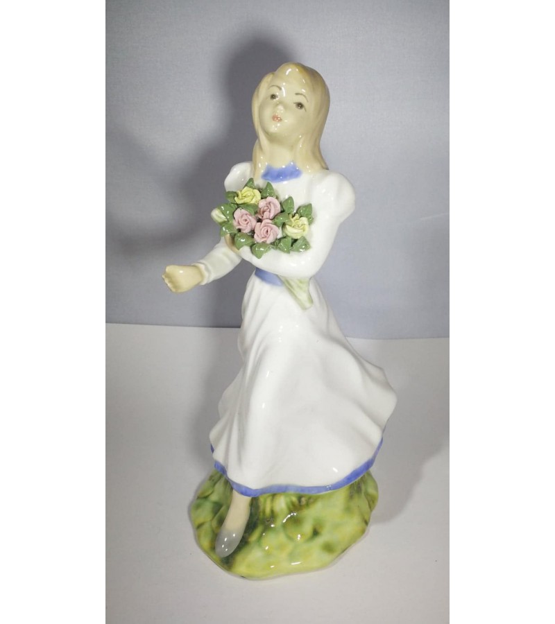Statulėlė porcelianinė Mergaitė su gėlėmis. Ispanija. Kaina 28