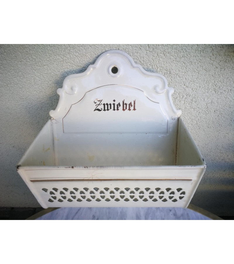 Svogūninė skardinė, emaliuota, vokiška, antikvarinė su užrašu Zwiebel (Svogūninė). Kaina 32