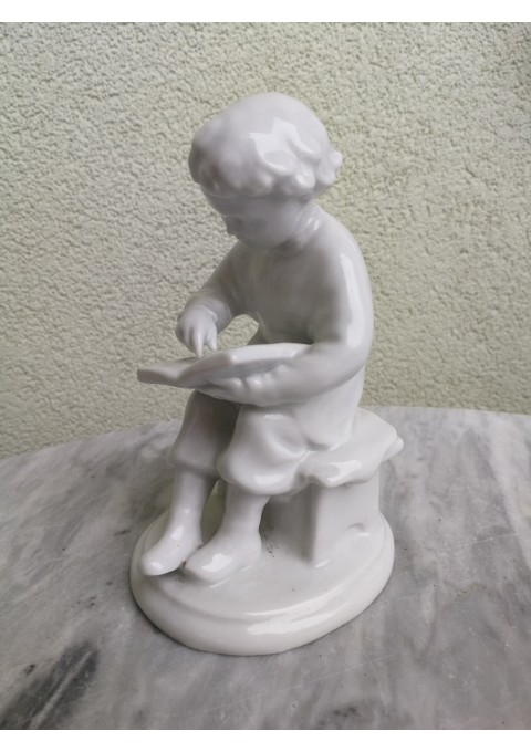 Statulėlė porcelianinė tarybinė Berniukas skaito. Kaina 38