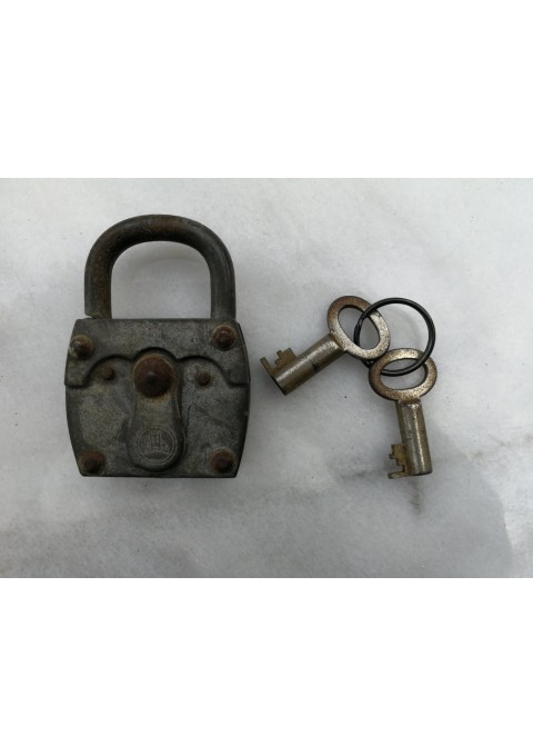 Spynelė senoviška su 2 raktais. Kaina 21