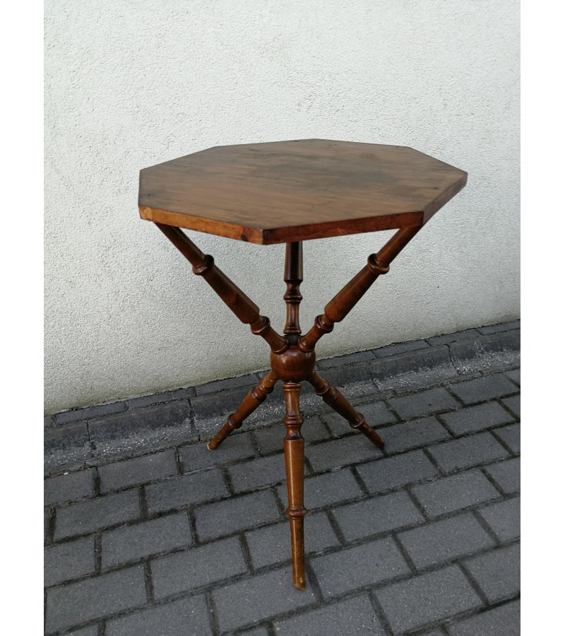 Trikojis antikvarinis staliukas, čigoniškas stalas, stovelis. Kaina 67