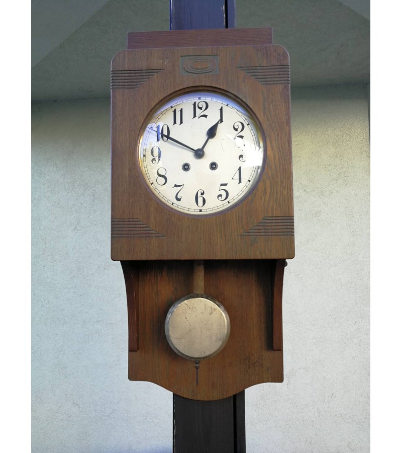 Laikrodis sieninis, pakabinamas ART DECO stiliaus bei laikotarpio. Kaina 93