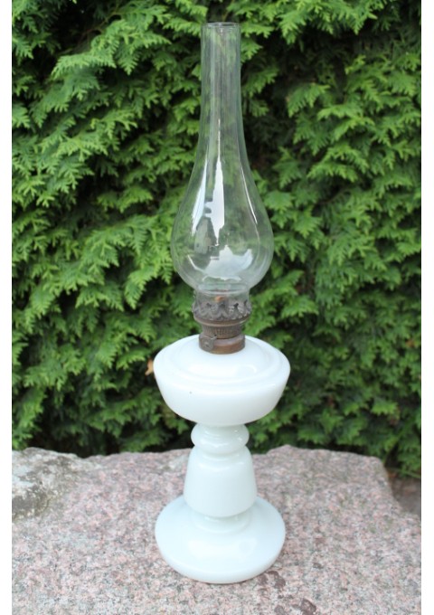 Lempa žibalinė antikvarinė, pieno stiklo. Veikianti. Kaina 63