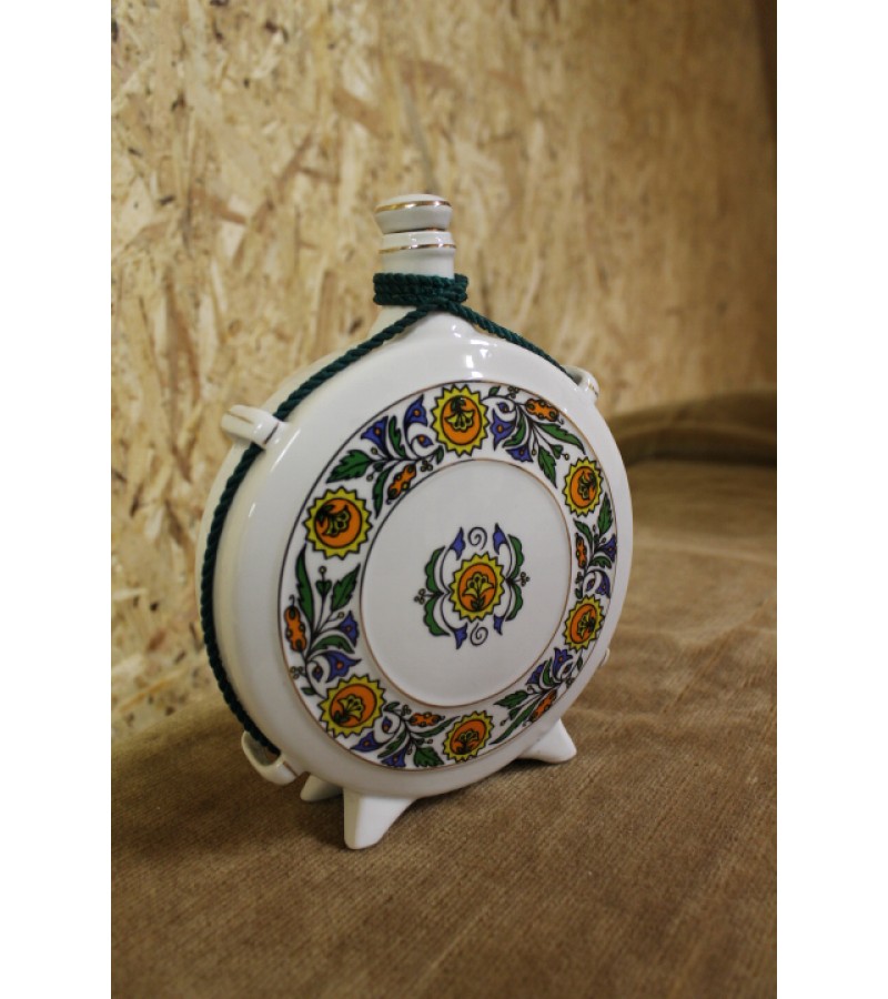 Porcelianinis kelioninis grafinas. Kaina 27 Eur.
