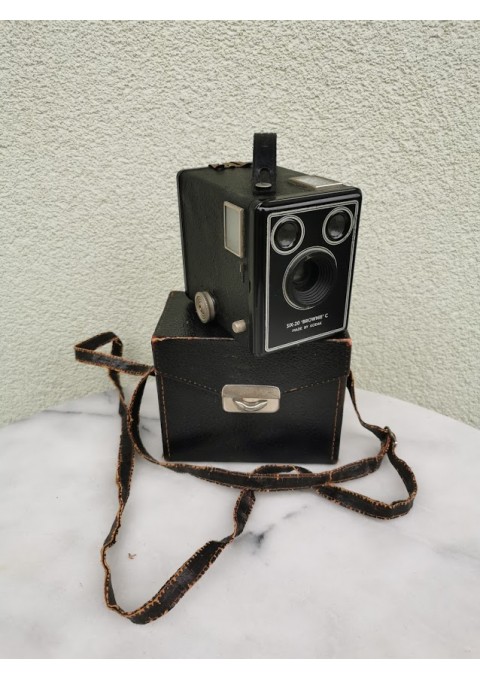 Fotoaparatas antikvarinis Kodak Brownie su dėklu. 1946 m. Kaina 62