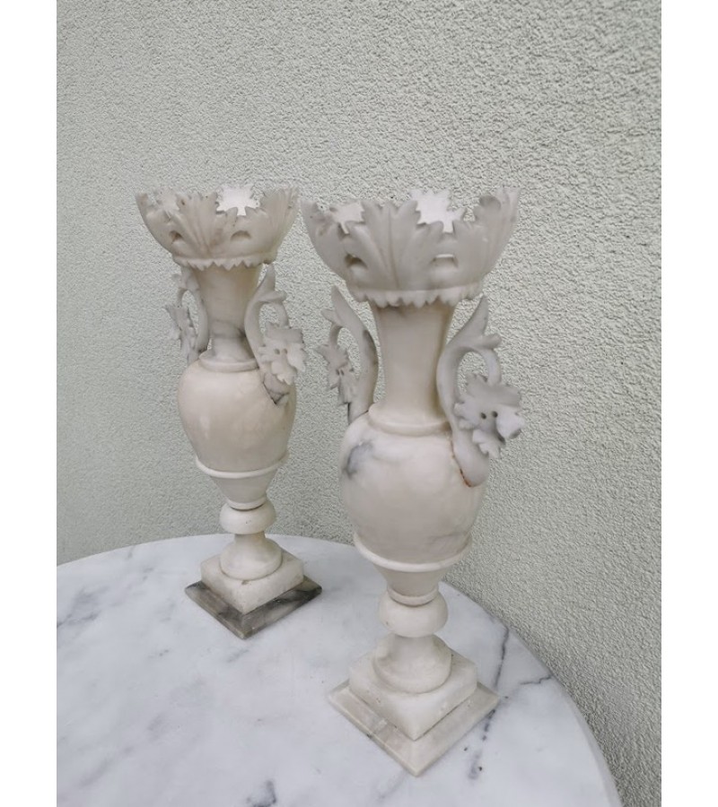 Marmuriniai, antikvariniai papuošimai, vazos, kolonos, žvakidės. 2 vnt. Kaina po 82