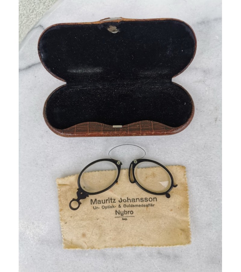 Pensne akiniai antikvariniai su dėklu. Kaina 42