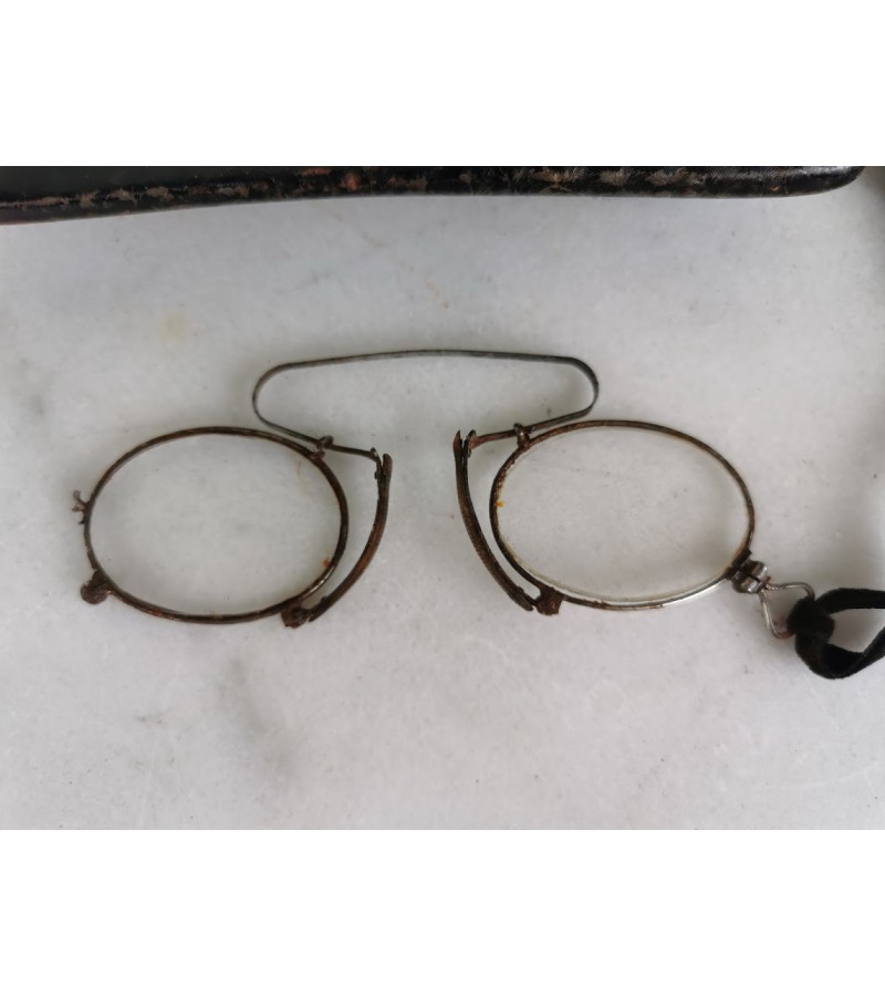 Pensne antikvariniai akiniai dėžutėje. Kaina 32