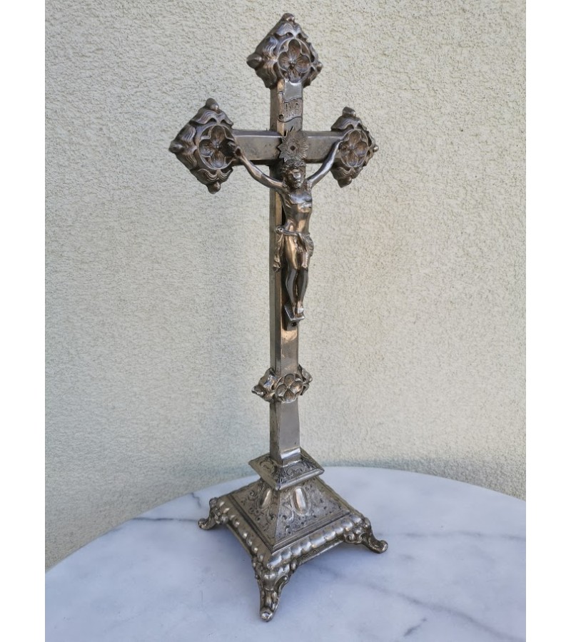 Kryžius antikvarinis, metalinis, pastatomas. Aukštis 40 cm. Kaina 52