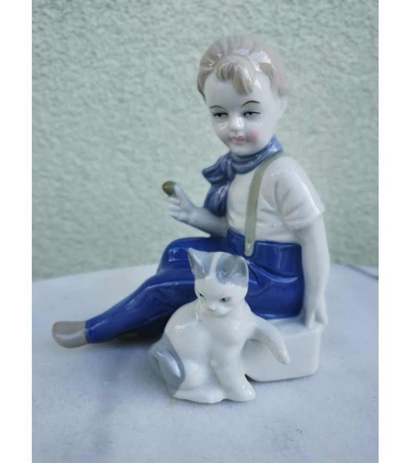 Statulėlė porcelianinė Mergaitė su katinu. Kaina 32