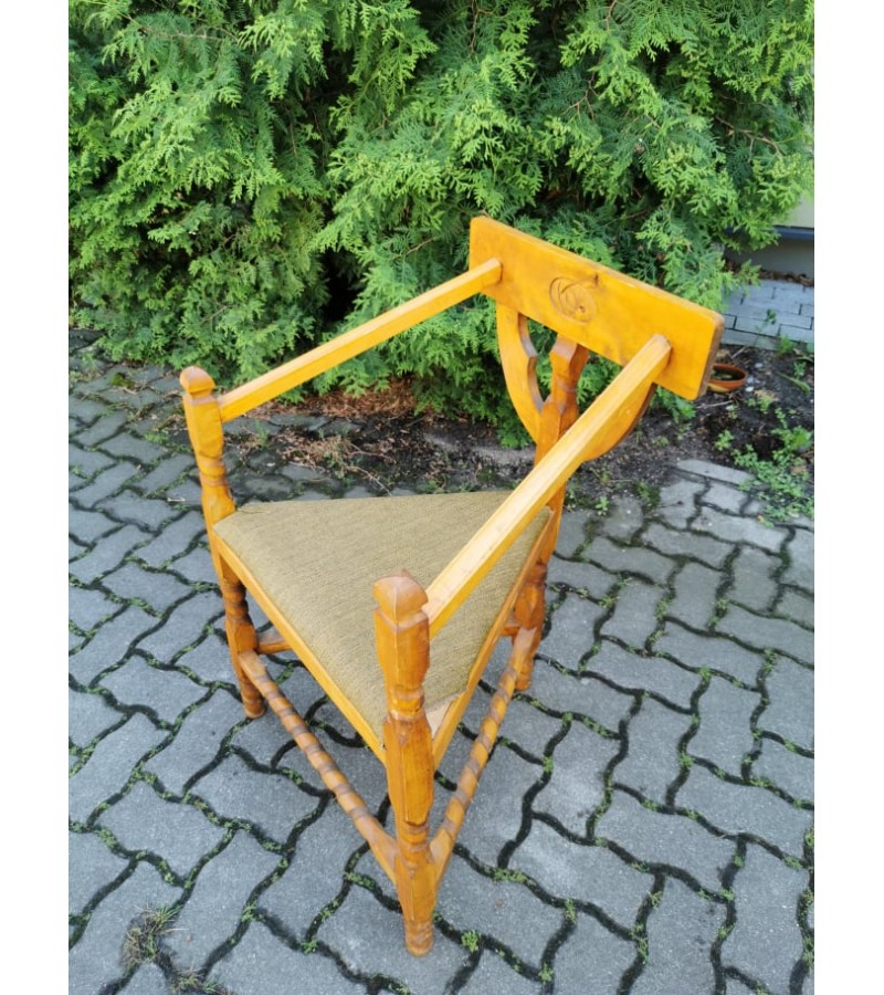 Kėdė trikampė antikvarinė, tvirta. Kaina 33