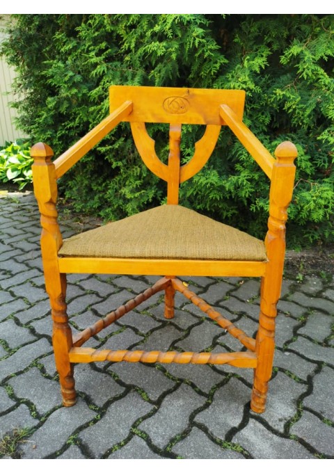 Kėdė trikampė antikvarinė, tvirta. Kaina 33