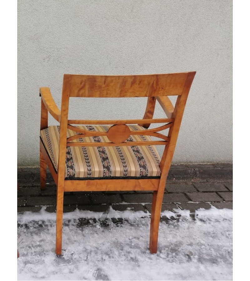 Kėdės 2 vnt, krėslas antikvariniai, medžio masyvo. Kaina krėslo 127, kėdės po 48.