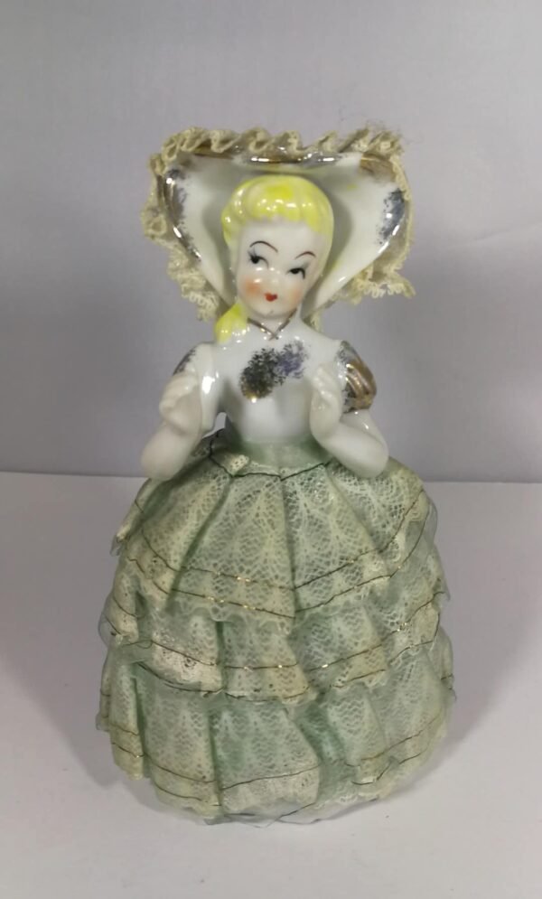 Statulėlė porcelianinė Dama su medžiaginėmis rūbų detalėmis bei skrybelaite. Kaina 16