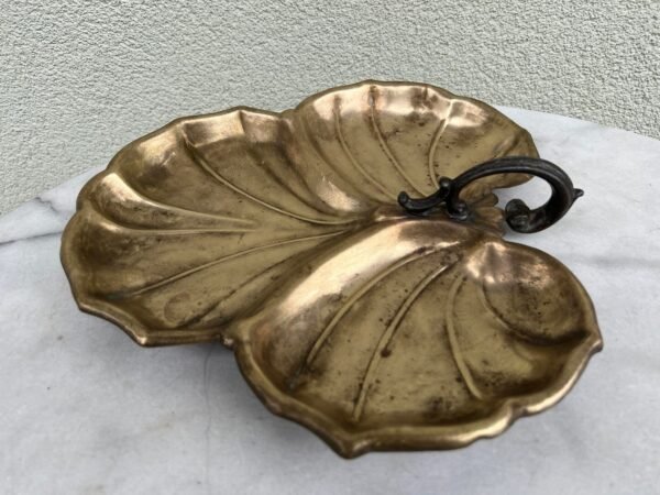 Padėklas, lėkštė tarpukario bronzinė su rankena. Kaina 48