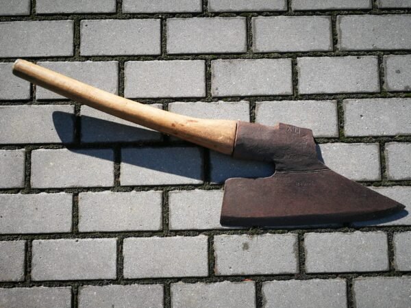 Kirvis, skliutas su rankena didžiulis, antikvarinis. XIX a. Kaina 210