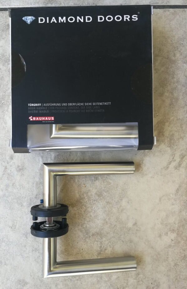 Rankenos durų BAUHAUS stiliaus. Naujos, nenaudotos. Vokietija. 4 vnt. Kaina po 27