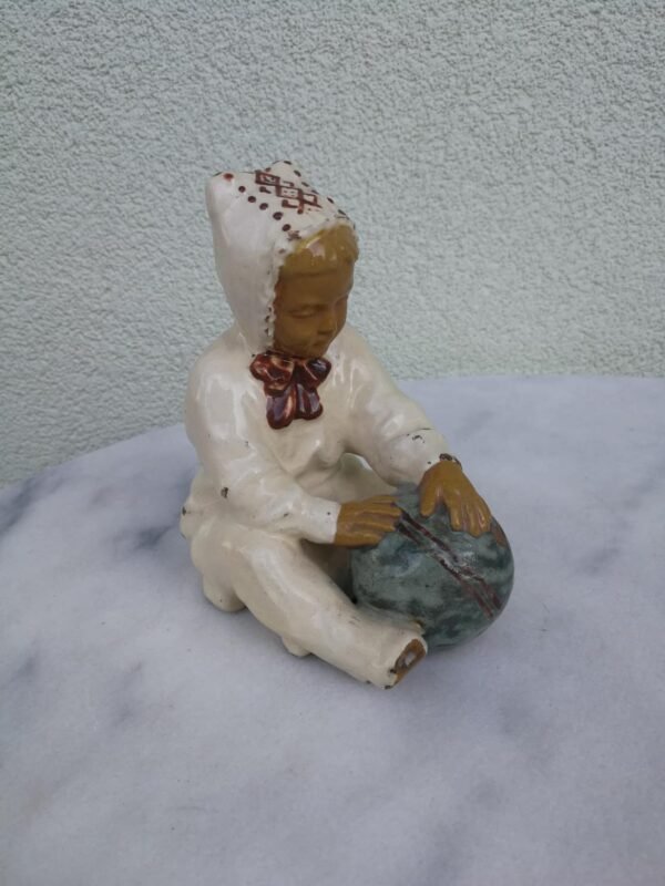 Statulėlė Kauno Dailės kombinato Berniukas su kamuoliu. Kaina 187