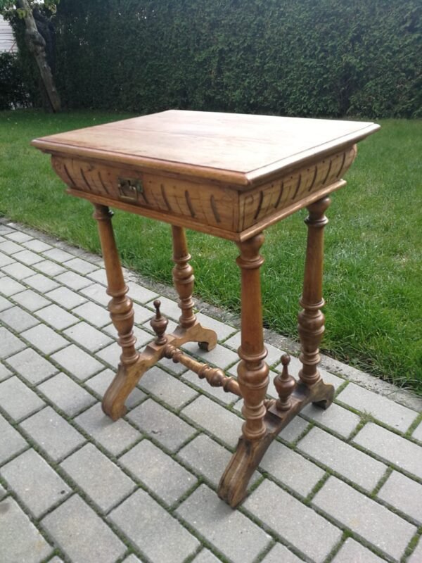 Staliukas su stalčiuku, antikvarinis. Kaina 82