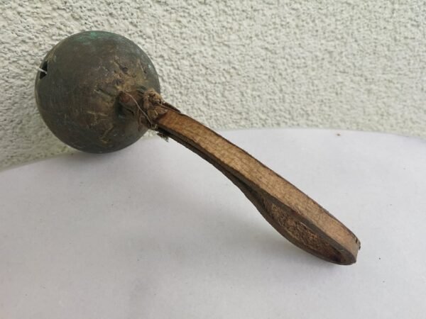 Žvangulis antikvarinis. Užrašas 6 METAL. Kaina 25