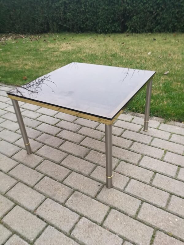 Staliukas nedidelis nikeliuotas, stikliniu stalviršiu, vokiškas, kavos staliukas. Kaina 38