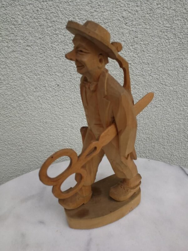 Statulėlė medinė Palangos Juzė. Kaina 58