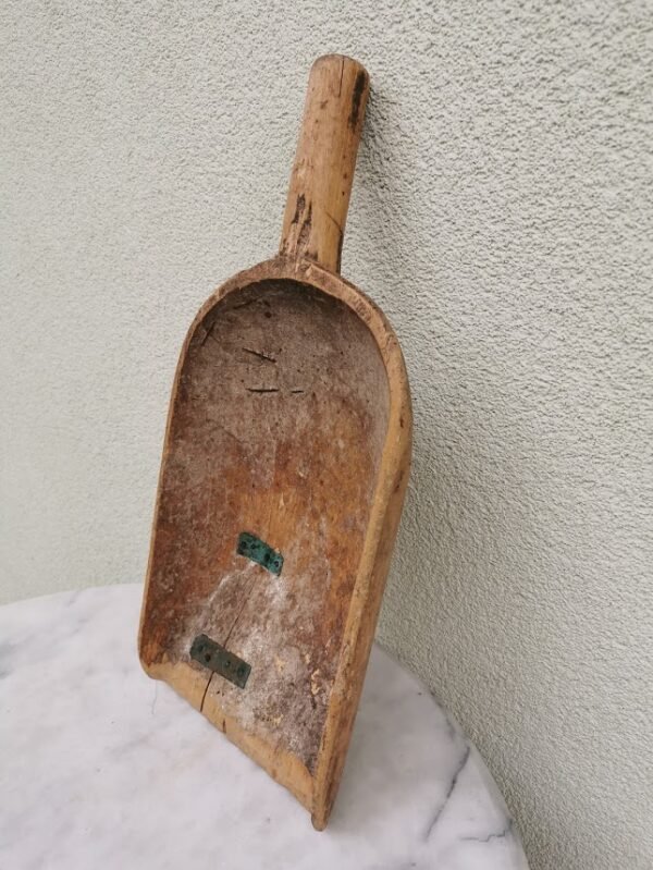 Kastuvėlis, samtis antikvarinis, medinis. Kaina 23