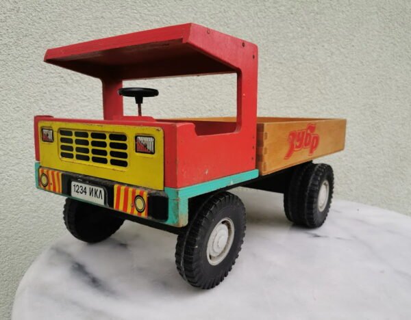 Mašina, mašinėlė sunkvežimis medinė, tarybinių laikų, didelė. Kaina 127