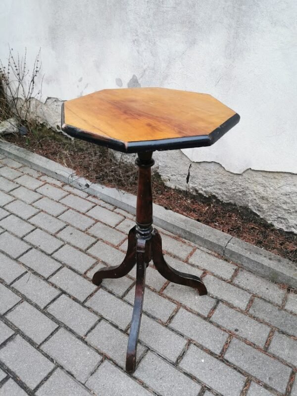 Stovelis medinis, antikvarinis staliukas nedidelis. Kaina 48