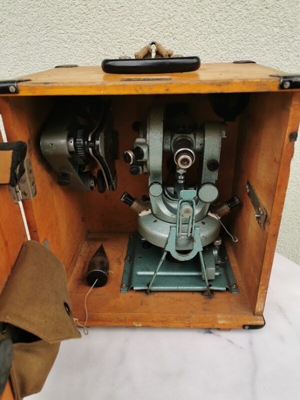 Teodolitas medinėje dėžėje. Veikiantis. Kaina 117