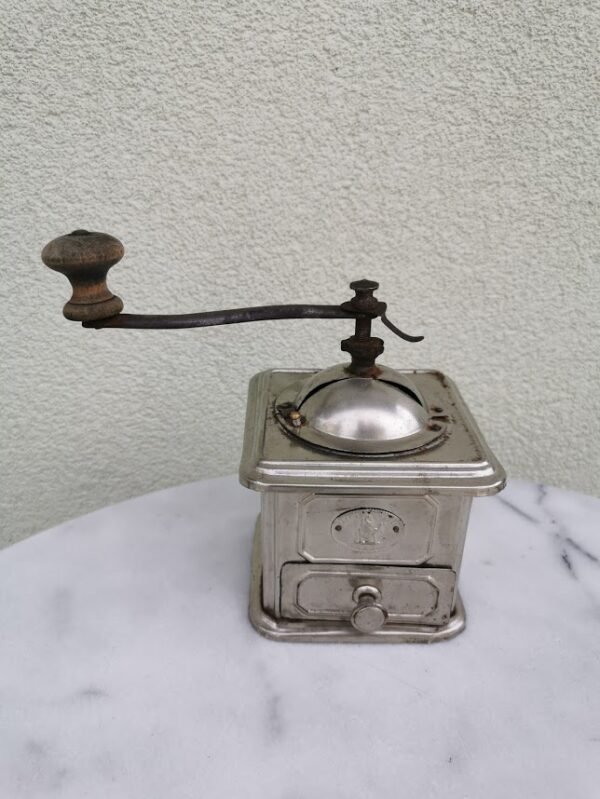 Kavamalė antikvarinė, metalinė. Kaina 48