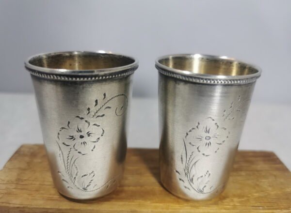 Taurelės, stikliukai sidabrinės, ornamentuotos. 2 vnt. Praba 875. Svoris abiejų 57.4 gr. Kaina po 77