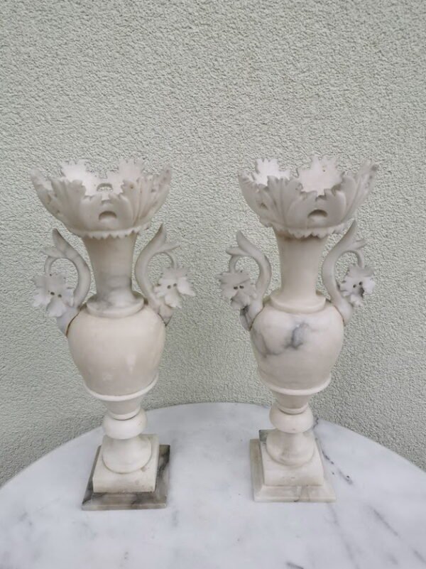 Marmuriniai, antikvariniai papuošimai, vazos, kolonos, žvakidės. 2 vnt. Kaina po 82