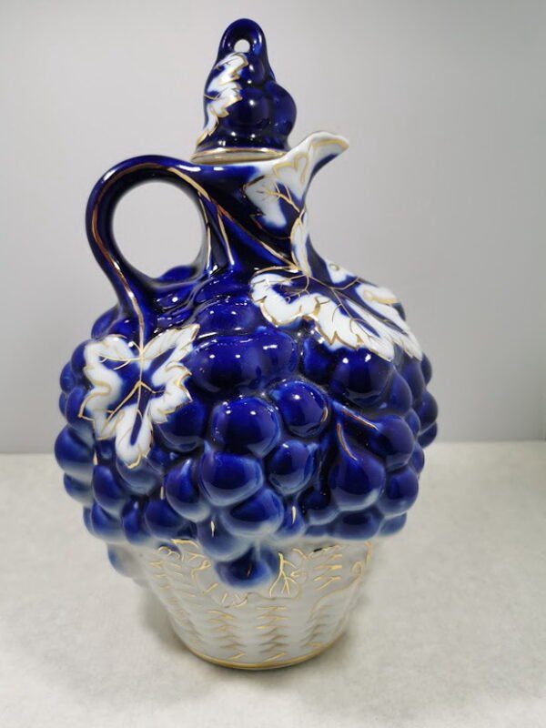 Grafinas Vynuogės krepšyje. Porcelianas, tapyba, auksavimas. 1970 - 1986 m. LFZ. ЛФЗ (ЛЕНИНГРАДСКИЙ ФАРФОРОВЫЙ ЗАВОД ИМЕНИ М. В. ЛОМОНОСОВА). Talpa 1300 ml. Kaina 87