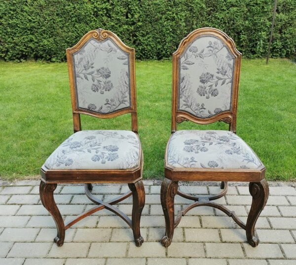 Kėdė antikvarinė aukšta atkalte. LIKO TIK ANTRA. Kaina 68