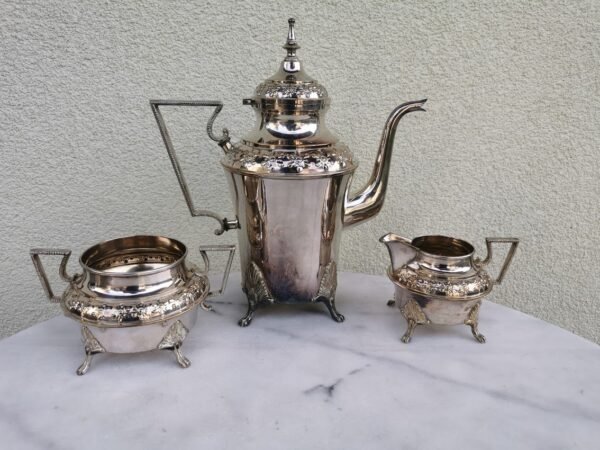 Komplektas antikvarinis, sidabruotas. Kaina 82