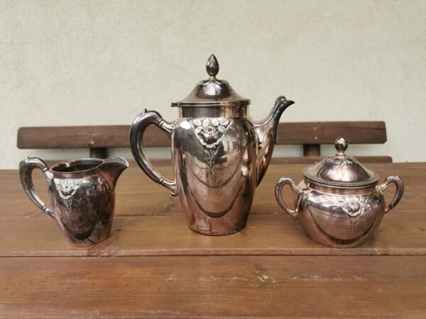 Komplektas antikvarinis, 3 sidabruoti indai. Kaina 52 už visus.