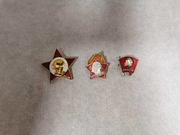 Ženkleliai tarybiniai: spaliuko, pionieriaus, komjaunuolio sovietinių laikų. Kaina po 6