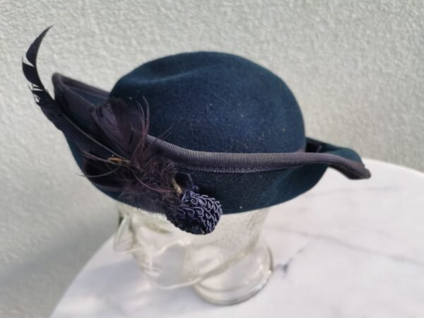 Skrybėlė angliška su plunksna. Kaina 21