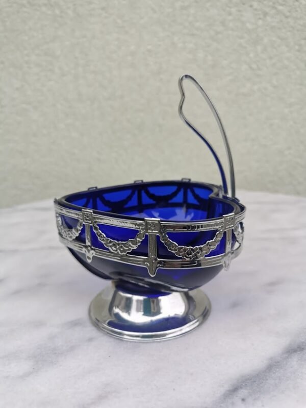 Saldaininė, sausaininė, cukrinė melyno stiklo, širdies formos. Kaina 28