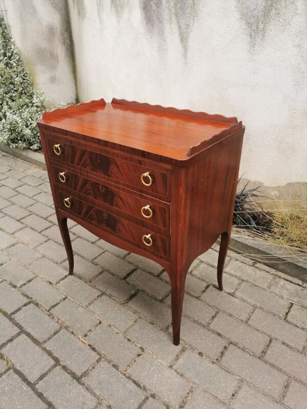 Komoda, spintelė nedidelė. Kaina 122