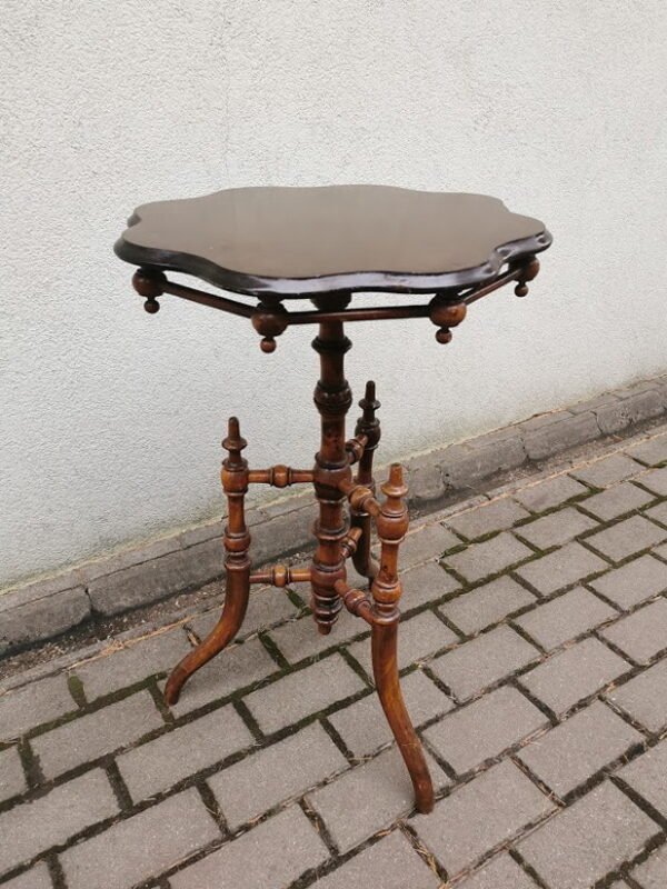 Staliukas nedidelis, stovelis antikvarinis. Kaina 93