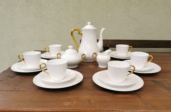 Servizas porcelianinis, angliškas Tuscan. Fine english bone china. Made in England. 6 asmenims. Puodeliai su lėkštutėmis, kavinukas, cukrinė, grietinėlės indas - pieninukas. Kaina 93