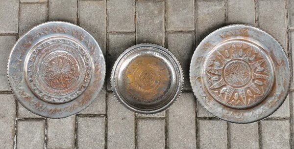 Lėkštės kaltinės, varinės, antikvarinės, rytietiškais motyvais. Kaina po 28