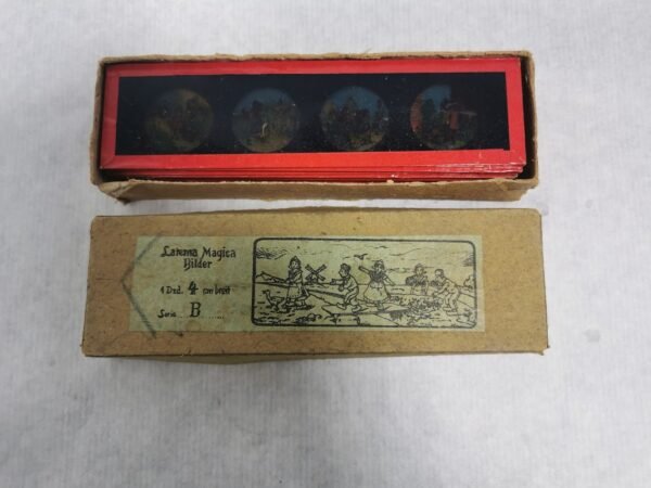 Skaidrės, stiklinės plokštelės antikvarinės originalioje dėžutėje skirtos Lanterne Magique projektoriui. XIX a. 12 vnt. Kaina 43 už viską.