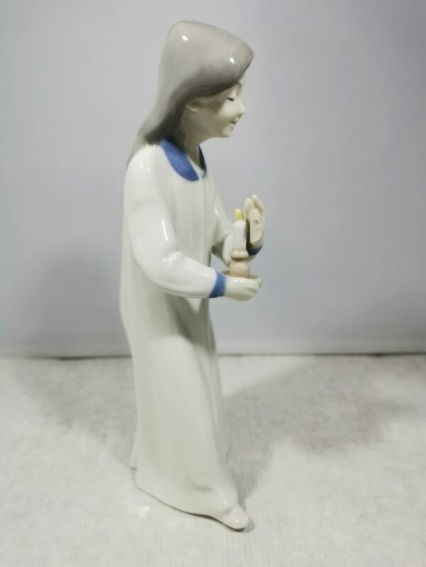 Statulėlė porcelianinė Mergina su žvake. Porzellanfabrik Carl Scheidig. Kaina 23