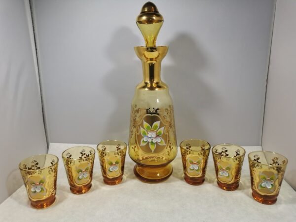 Grafinas su 6 stikliukais vintažinis. Kaina 83 už viską.